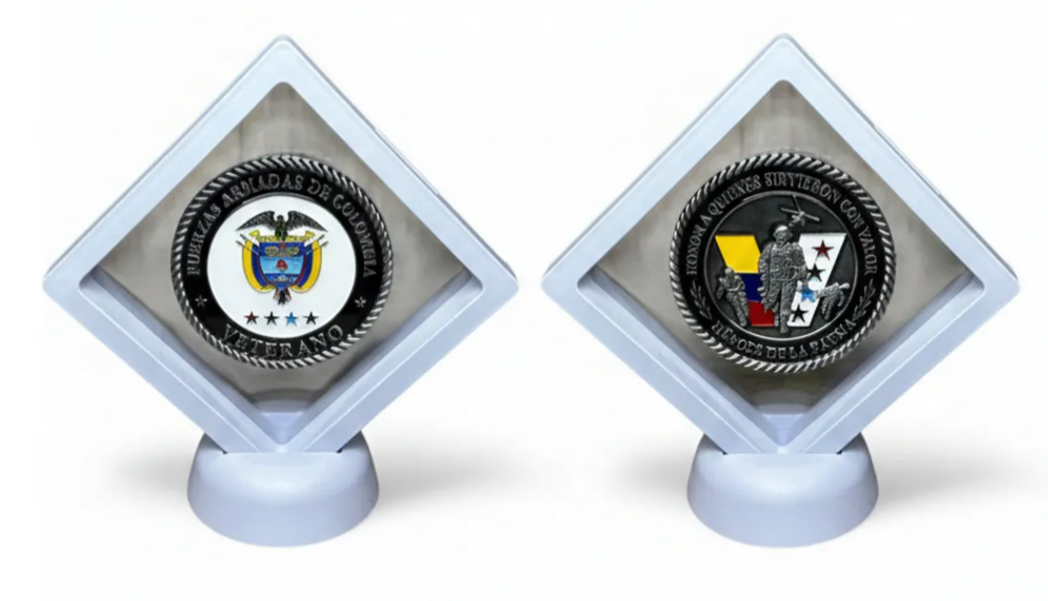 Moneda Homenaje Veteranos Colombia en Marco Flotante Blanco | Fuerzas Armadas Edición Especial