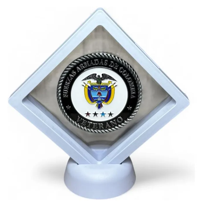 Moneda Homenaje Veteranos Colombia en Marco Flotante Blanco | Fuerzas Armadas Edición Especial