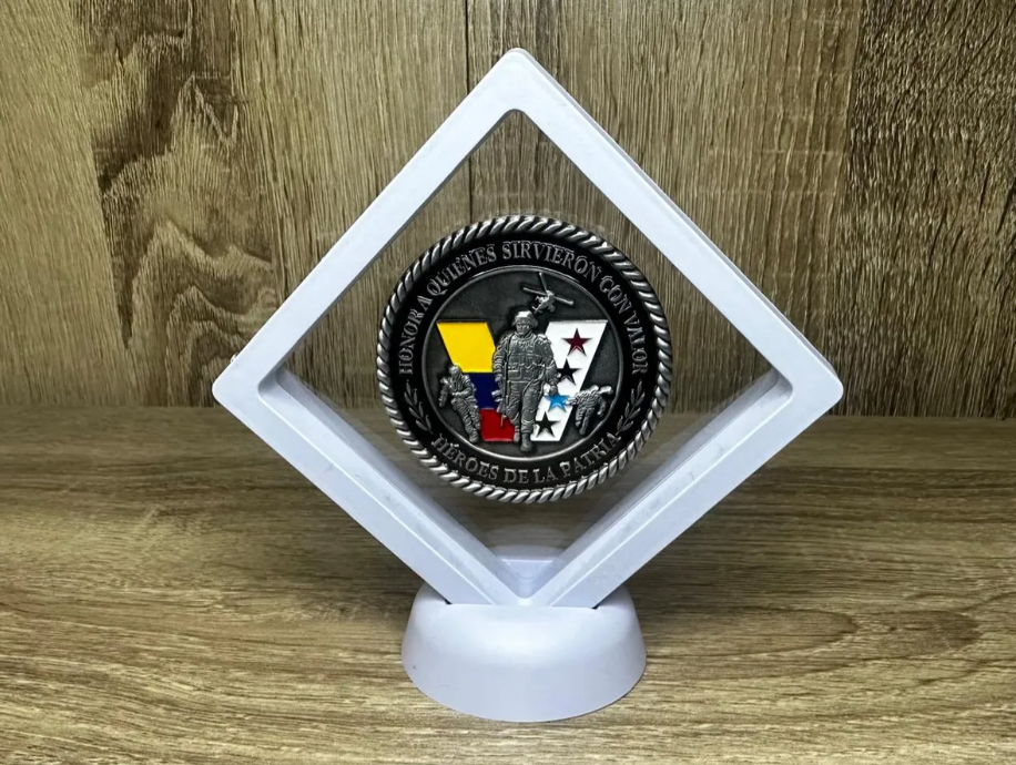 Moneda Homenaje Veteranos Colombia en Marco Flotante Blanco | Fuerzas Armadas Edición Especial
