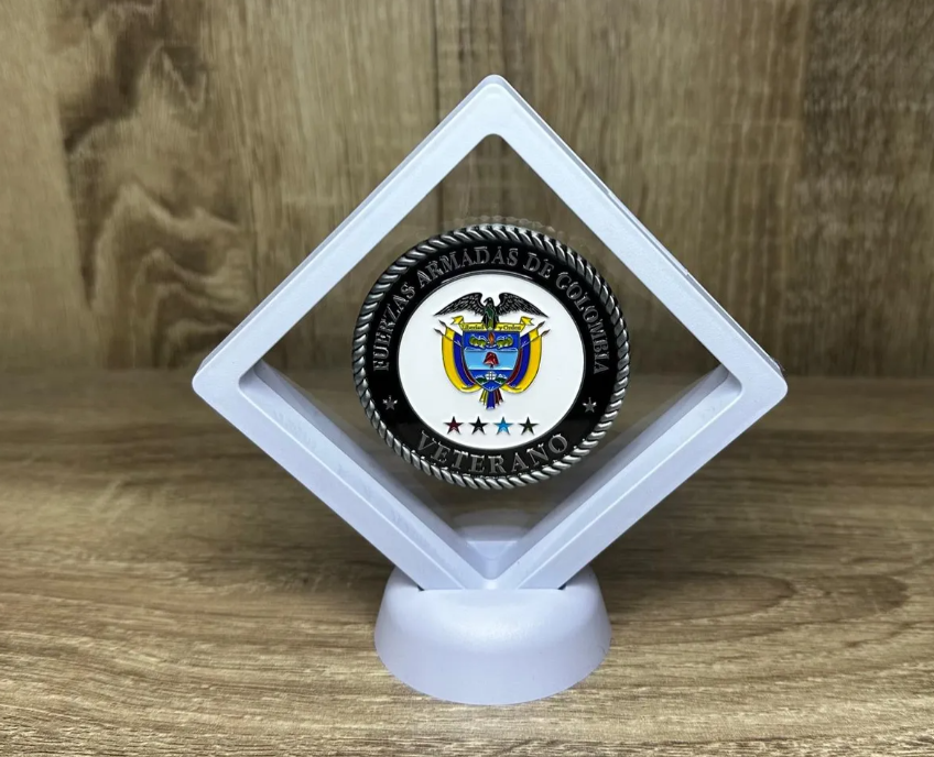 Moneda Homenaje Veteranos Colombia en Marco Flotante Blanco | Fuerzas Armadas Edición Especial