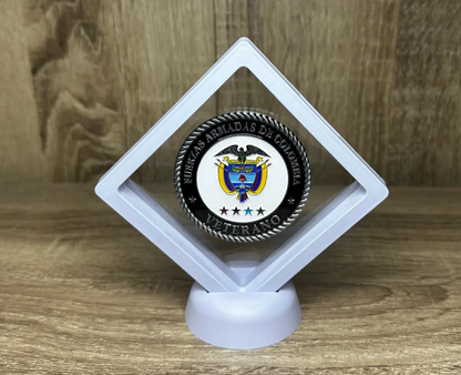 Moneda Homenaje Veteranos Colombia en Marco Flotante Blanco | Fuerzas Armadas Edición Especial