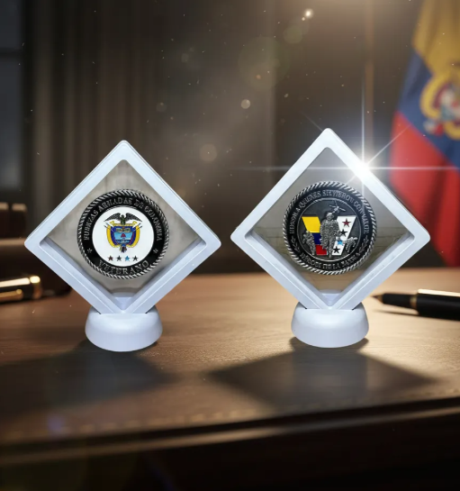 Moneda Homenaje Veteranos Colombia en Marco Flotante Blanco | Fuerzas Armadas Edición Especial