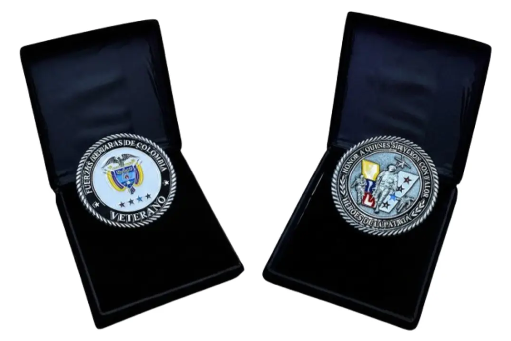 Moneda Homenaje Veteranos Colombia en Caja de Terciopelo Negro | Fuerzas Armadas Edición Especial