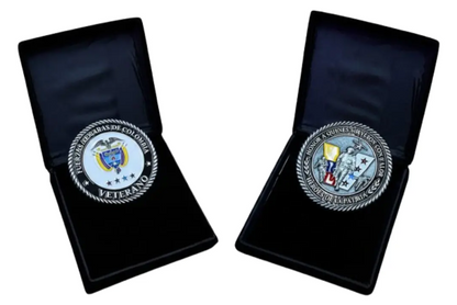 Moneda Homenaje Veteranos Colombia en Caja de Terciopelo Negro | Fuerzas Armadas Edición Especial