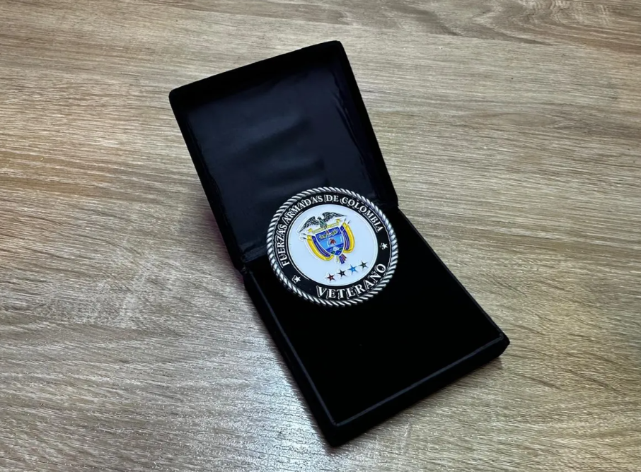 Moneda Homenaje Veteranos Colombia en Caja de Terciopelo Negro | Fuerzas Armadas Edición Especial
