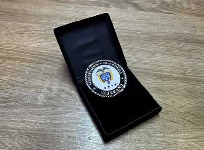 Moneda Homenaje Veteranos Colombia en Caja de Terciopelo Negro | Fuerzas Armadas Edición Especial