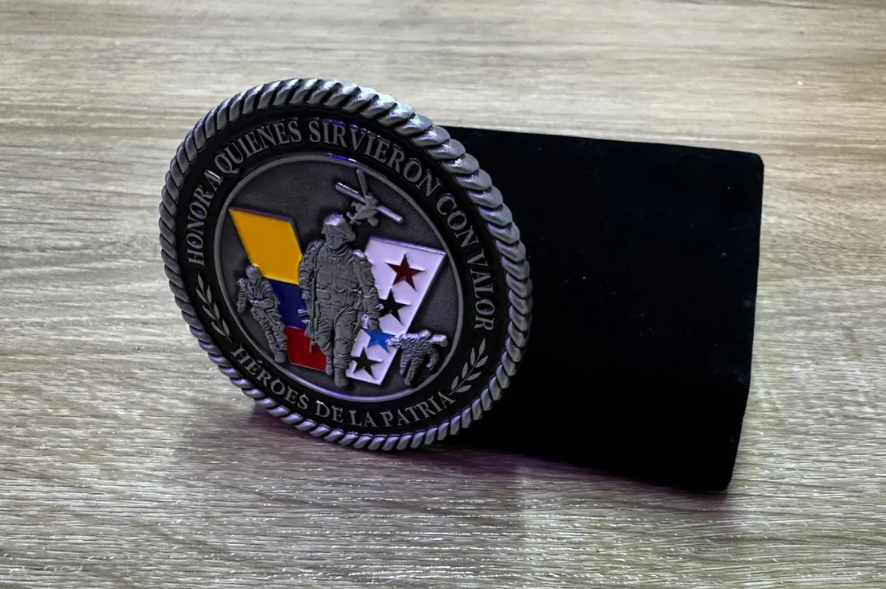 Moneda Homenaje Veteranos Colombia en Caja de Terciopelo Negro | Fuerzas Armadas Edición Especial