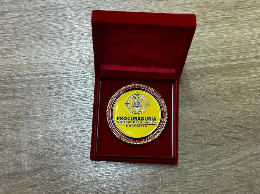 Moneda Conmemorativa Procuraduría General Nación Caja Roja de Lujo