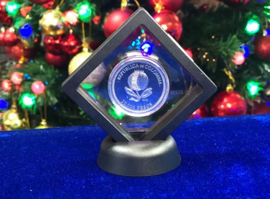 Moneda Bicentenario Conmemorativa en Marco Flotante Negro de Lujo