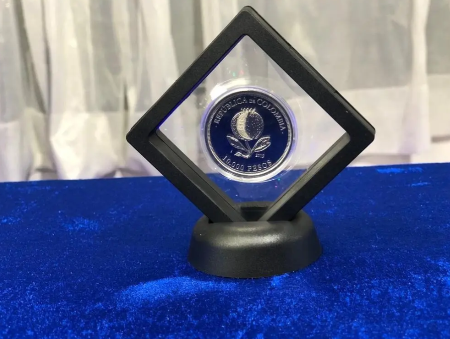 Moneda Bicentenario Conmemorativa en Marco Flotante Negro de Lujo