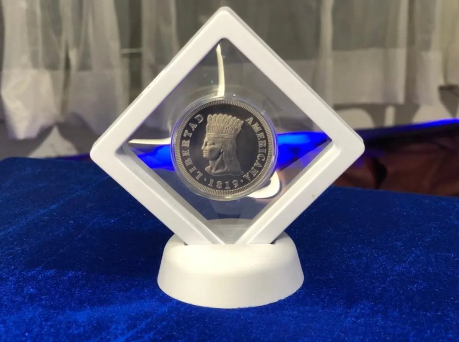 Moneda Bicentenario Conmemorativa en Marco Flotante Blanco de Lujo